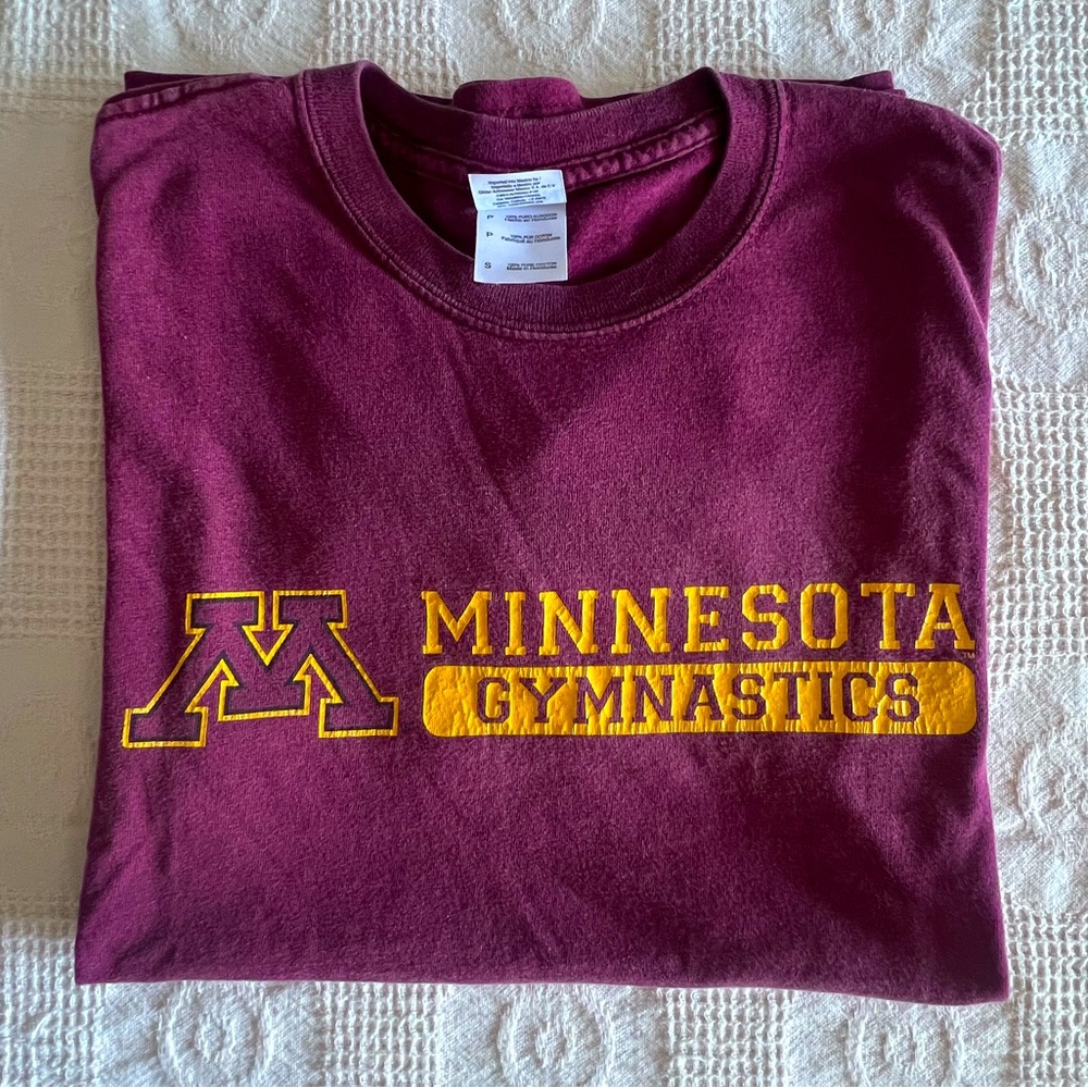 University of Minnesota Gymnastics T-Shirt Size Small Maroon Gold NCAA Gildan